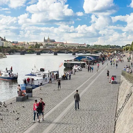 Flat 18 Minutes From Vaclavske Namesti Δωμάτια σε οικογενειακή κατοικία